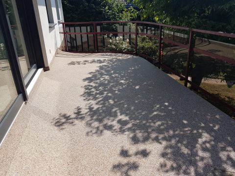 Sanierter Balkon mit Marmor-Steinteppich